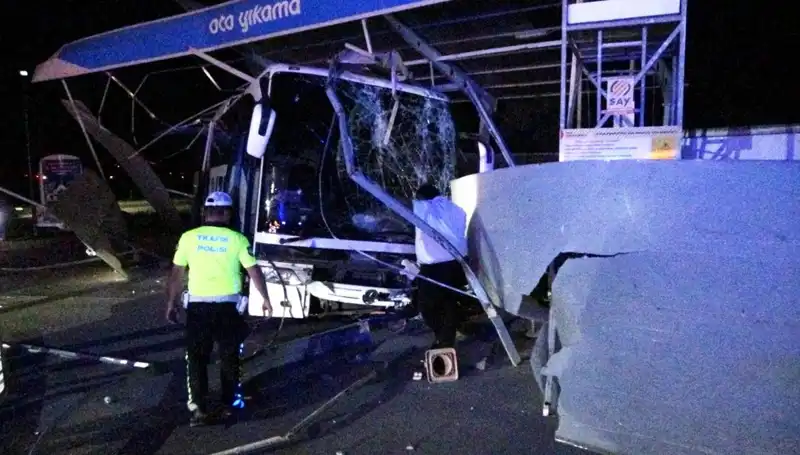 Otobüs Oto Yıkamaya Daldı: 8 Kişi Yaralandı!