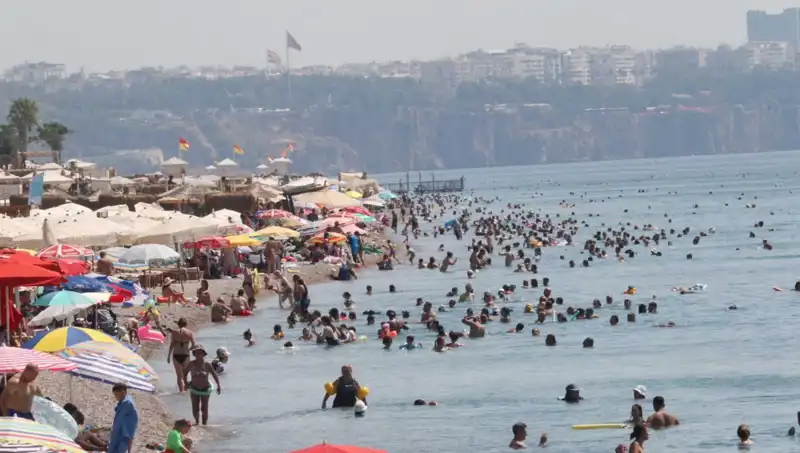 Antalya'da Deniz Suyu Sıcaklığı Rekor Kırdı, Tatilcileri Şaşırttı!