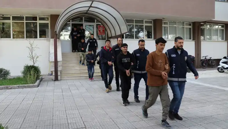 Edirne ve Kırklareli'nde Kaçak Göçmen Operasyonu: 100'den Fazla Gözaltı