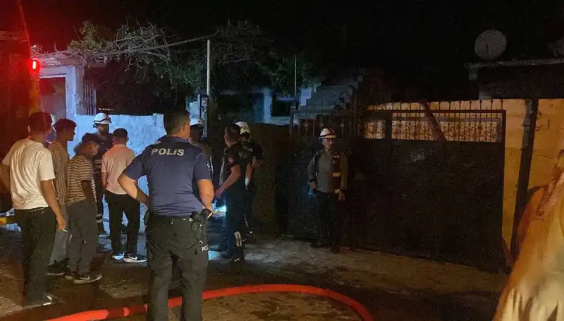 Ailesinin Evini Yakan Genç, Linçten Polisin Müdahalesiyle Kurtarıldı