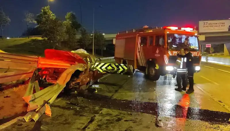 Bariyer Otomobile Saplandı: Sürücü Ağır Yaralanarak Hastaneye Kaldırıldı