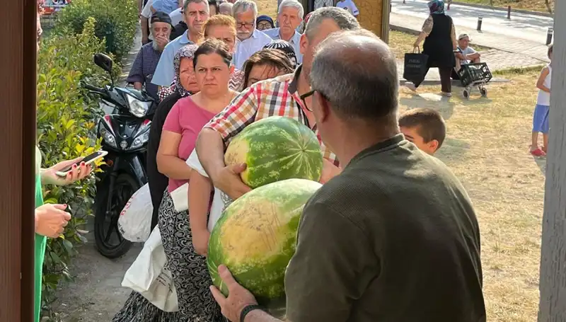 Hasat Zamanı: Üreticiler Tarlada Kalırken Organik Ürünler Bedava Dağıtılıyor