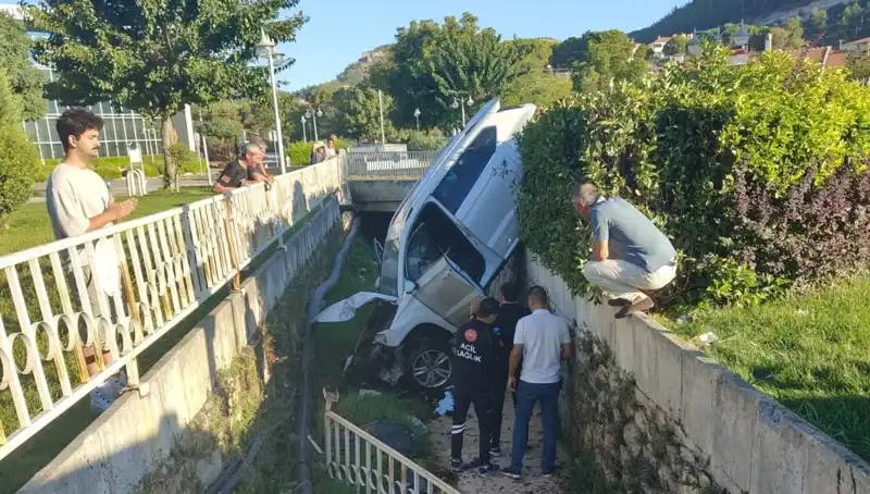 Muğla'da Direksiyonla Manevra Yapan Sürücü Kaza Yaptı: Detaylar Açıklandı