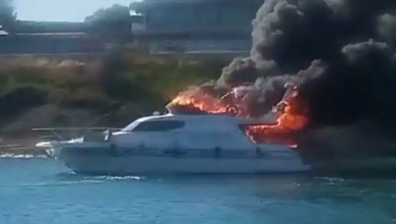 Çeşme Marina'da Yangın Paniği: Motoryat Küller İçinde Kaldı