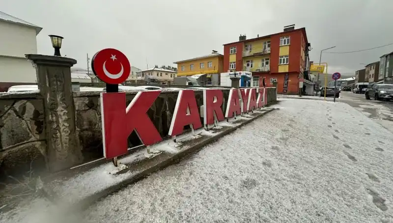 Temmuzda Yolda Beklenmedik Kar Yağışı Sürücüyü Şaşırttı!