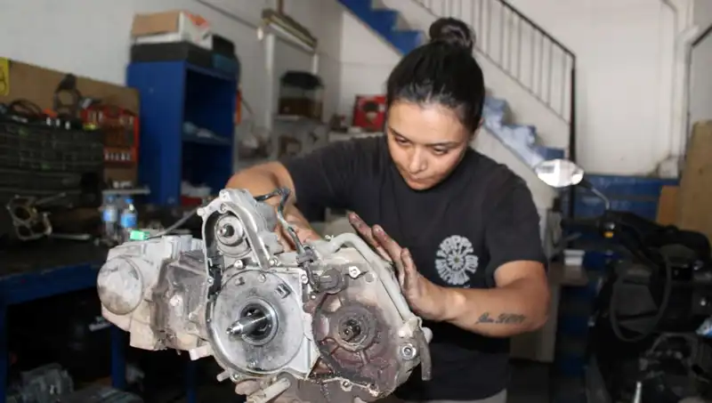 Hayriye'nin Motor Ustalığıyla Dolu Hikayesi: Eşi Çırak Bulamazken O Hayallerini Gerçekleştirdi!