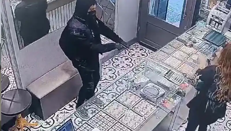 Soygun Girişimi: Kılavuz Dolaba Takıldı, Suçlular Elde Kaldı!