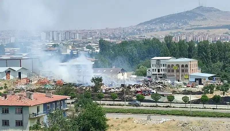 Otluk Alandan Kalkan Alevler, Depoyu Kül Etti: Yangınla Mücadele Devam Ediyor!
