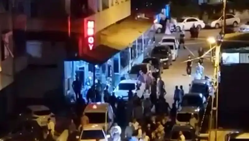 Düğün Kutlamasında Şok Anlar: Araba Kalabalığın İçine Daldı!