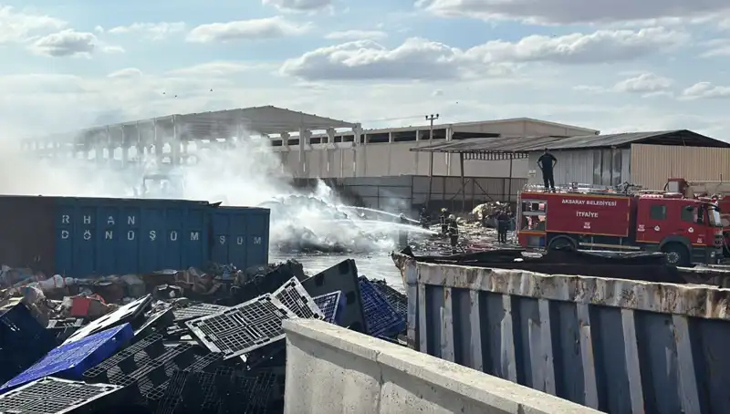Aksaray'da Geri Dönüşüm Fabrikasında Korkutan Yangın Çıktı