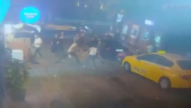 Beyoğlu'nda Laf Atma Kavgası: Alacakaranlık Sokaklarda Kan Aktı
