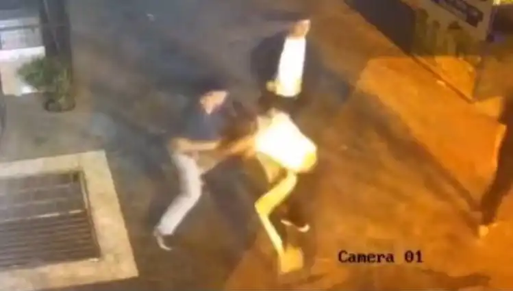 İstanbul Sokaklarında Tekmeli Yumruklu Kavga! O Anlar Kameraya Yansıdı