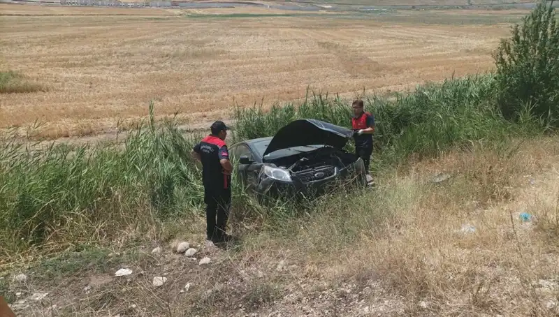 Otomobil Şarampole Uçtu: İki Kişi Yaralı, Kaza Anı Dehşet Verdi!