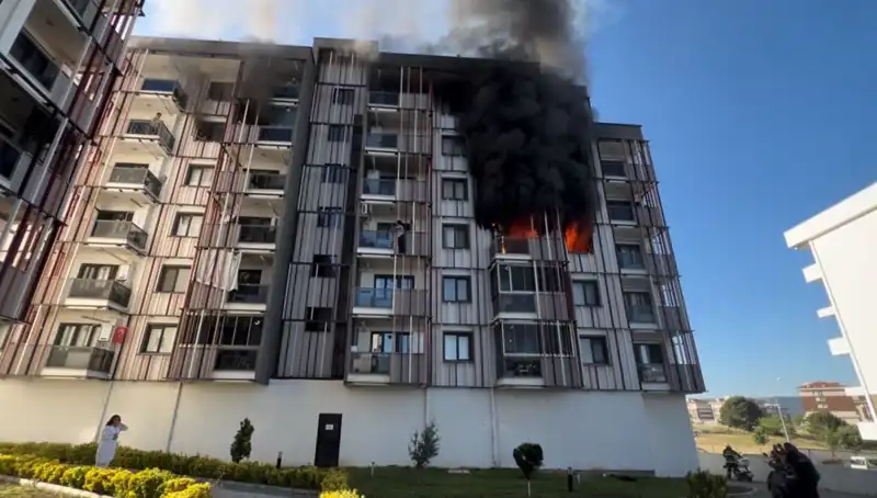 Çanakkale'de Korkunç Yangın: Geceyi Alevler İçinde Geçirenler