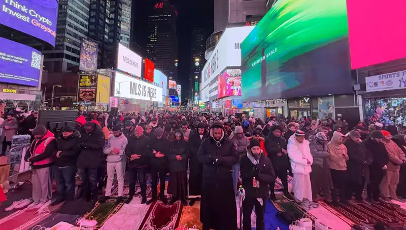 New York Times Meydanı’nda Tarihi Teravih Namazı İftarı