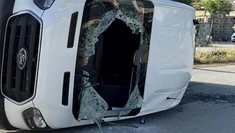 İşçi Servisi ve Otomobil Çarpışması: 12 Yaralı, Kazanın Detayları