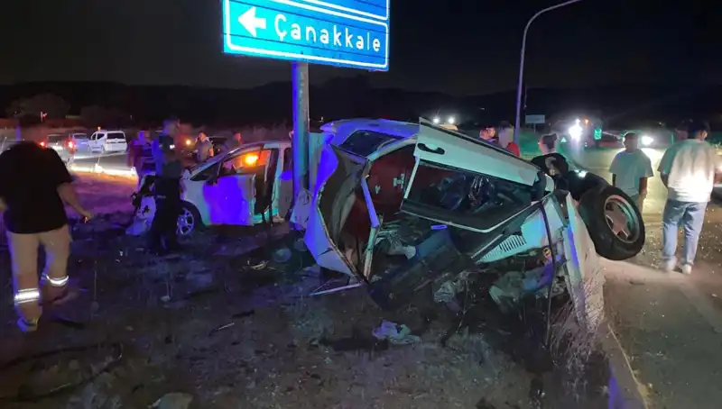 Çanakkale'de İki Otomobil Çarpıştı: Yaralıların Durumu Ciddi mi?