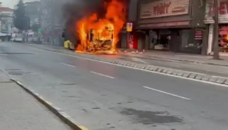 Ümraniye'de Alevler İçinde Kalan Alan, Göz Göre Göre Yandı!
