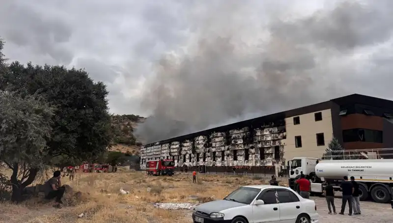 Kayseri'de Mobilya Fabrikasında Gizemli Yangın: Sebepleri Araştırılıyor