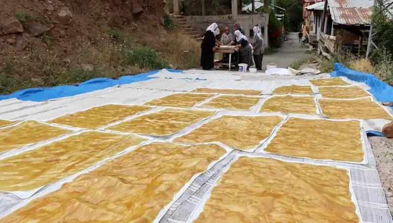 Kış Sofralarını Şenlendiren Dev Kazanlarda Odun Ateşiyle Lezzetli Hazırlıklar