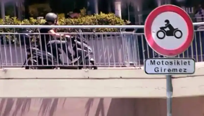 Üst Geçit Motokuryelerin İşgali Altında: Kentte Trafik Sorunu Yükseliyor