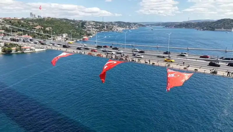 Büyük Görsel Şov: Köprüye Dev Türk Bayrağı Asıldı!