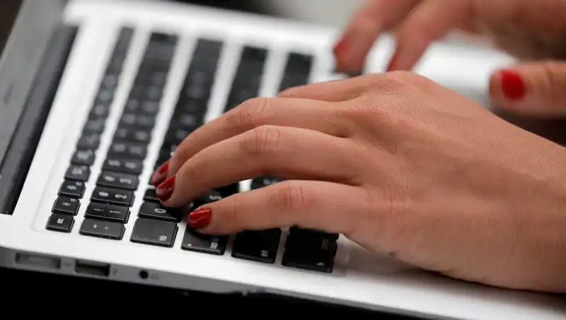 Laptop Mikrofonlarında Gizli Tehlike: Dinlenme Riskine Dikkat!