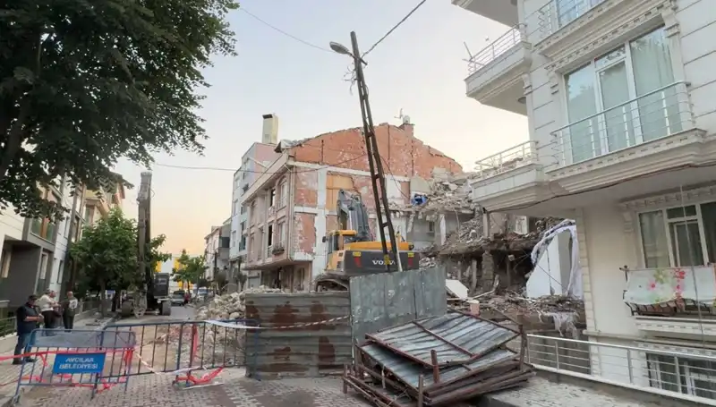 Yıkım Sırasında Koptu: İki Sokak Elektrik Kapsamında Karanlıkta Kaldı