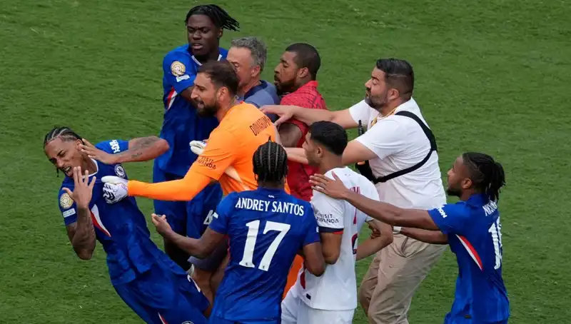 Güzel Futbolun Bittiği Yerde Büyüyen Skandal: Tekme ve Yumruklar Havada!