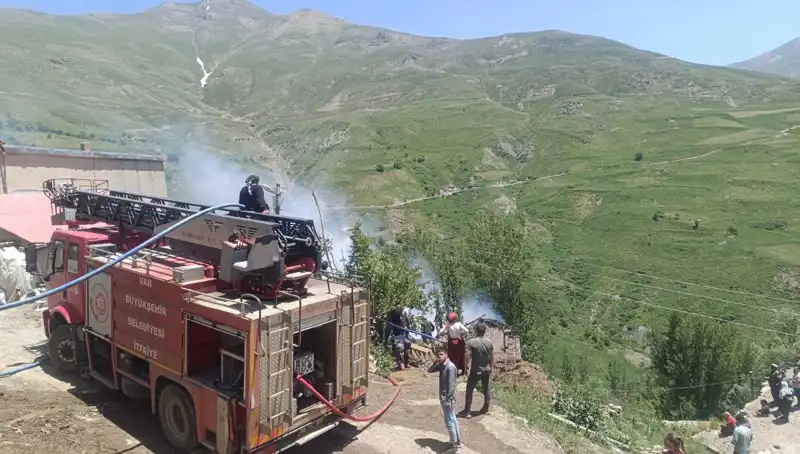 Van'da Korkunç Yangın: Bir Çocuk Hayatını Kaybetti!