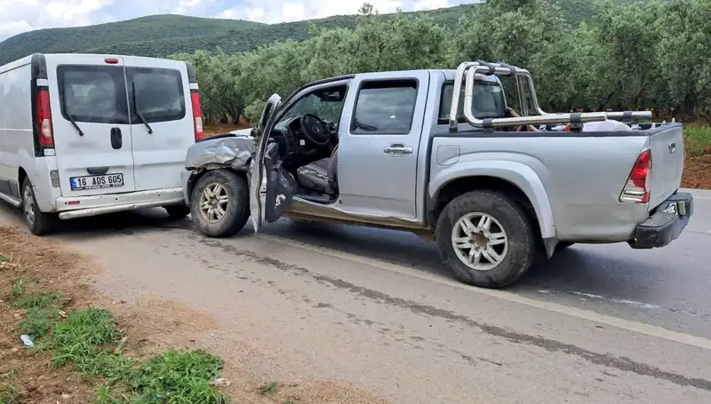 Bursa'da Minibüs ile Kamyonet Çarpıştı: 2 Yaralı Durumları Kritik