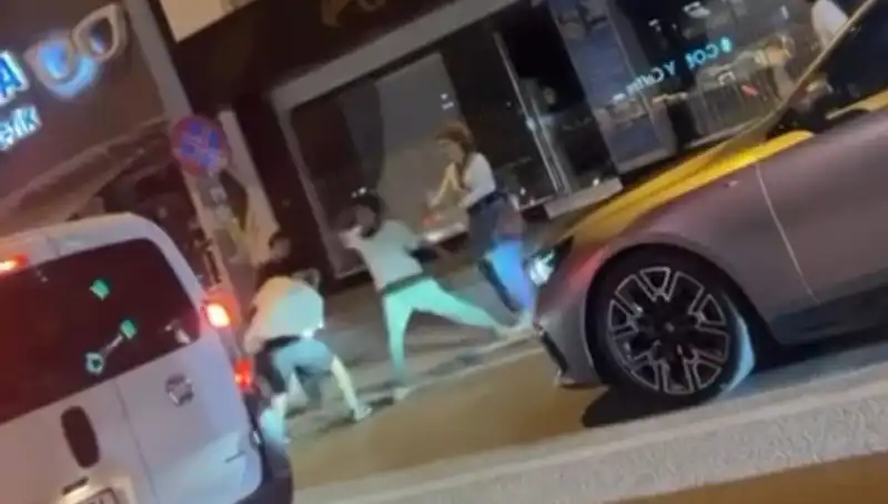 Cadde Boks Ringine Döndü: Şehrin Kalbinde Yumruklar Havada Uçuştu