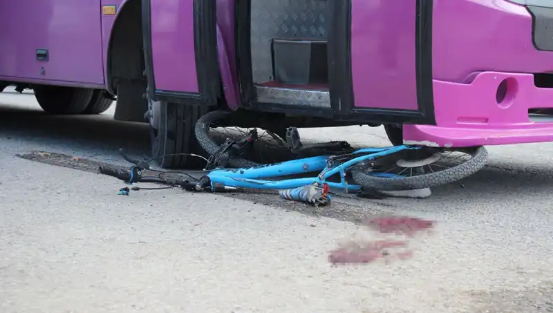 Bisikletiyle Yola Fırlayan Çocuk Otobüsün Altında Kaldı: Şok Detaylar