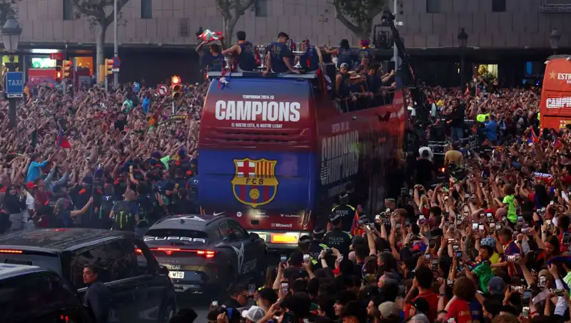 Barcelona'nın Yıldızları Hem Sahada Hem Taraftarla Buluştu
