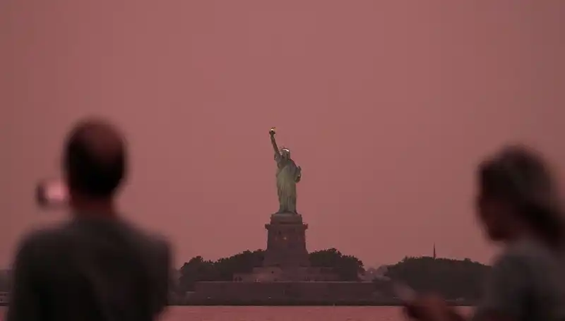 Kanada Yangınları'nın Dumanı, New York Gökyüzünü Karanlığa Boğdu